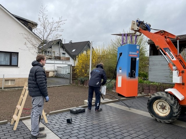 Installation der Ladesäule mit E-MAXX Folierung